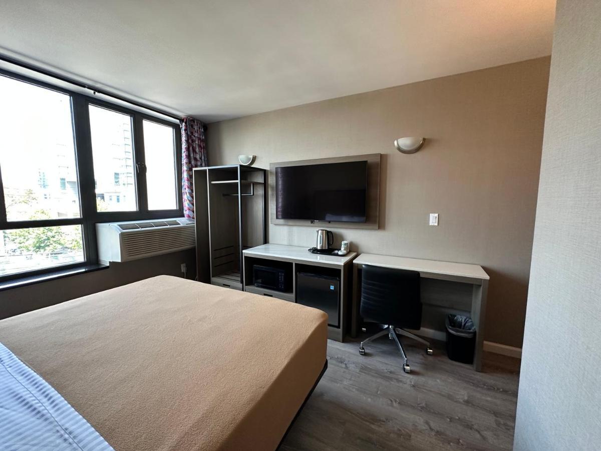 Regal Inn & Suites New York Laguardia Hotel Exterior photo